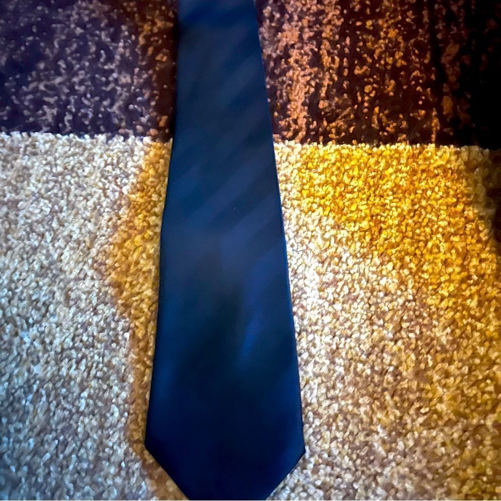 Basic Editions tie 